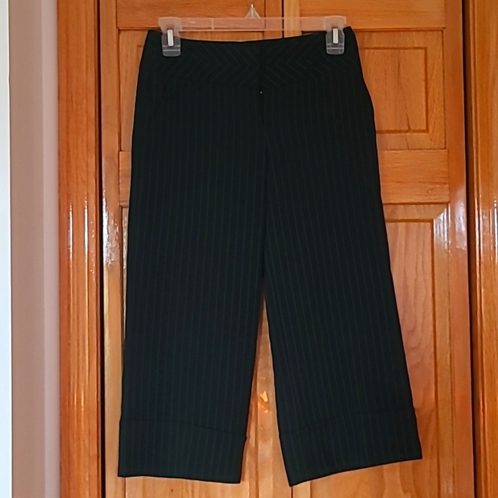IZ Byer black pin Stripe dress capris, size 1